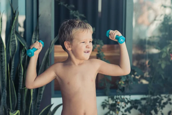 Portret Van Een Jongen Die Oefeningen Doet Zelfisolatie Thuis — Stockfoto