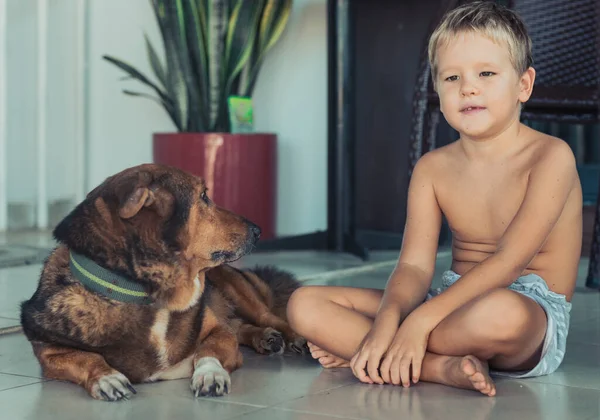 Retrato Chico Con Perro Autoaislamiento Casa —  Fotos de Stock