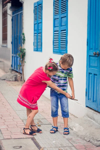 Niños Caminando Por Calle Junto Ventana Azul Del Obturador — Foto de Stock