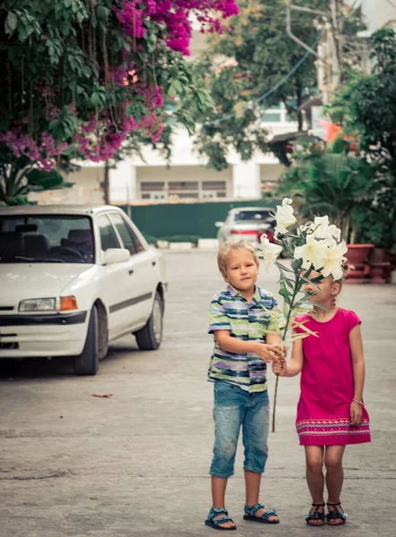 Enfants Marchant Dans Rue Avec Des Fleurs — Photo