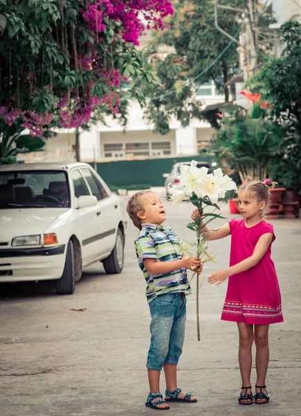Dzieci Spacerujące Ulicą Kwiatem — Zdjęcie stockowe