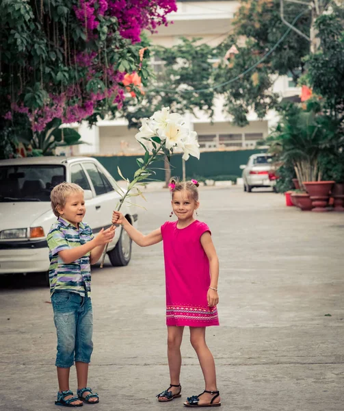 Kids Walking Street Flower — Stock Photo, Image