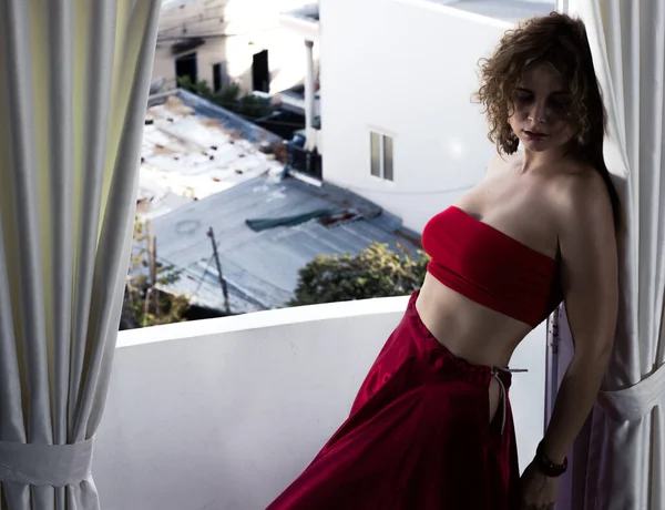 Balkonda Kırmızılı Güzel Bir Kadının Moda Tarzı Portresi — Stok fotoğraf