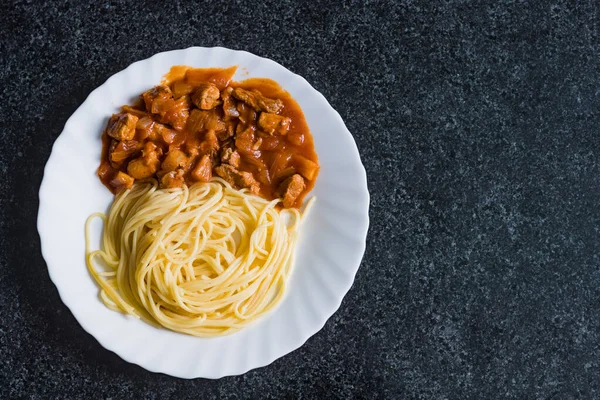 Spagetti Med Svinekjøtt Tomatsaus Smakfull Mat – stockfoto