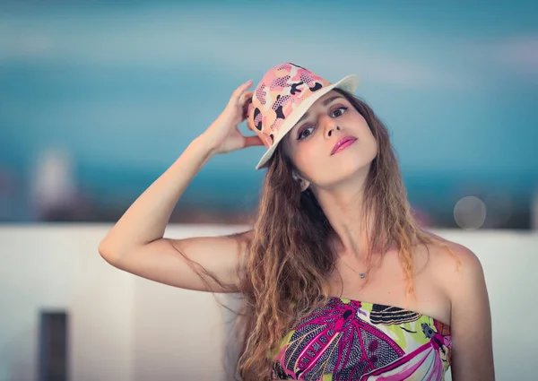 Retrato Aire Libre Una Hermosa Mujer Con Sombrero —  Fotos de Stock