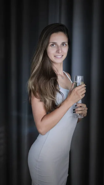 Portrait Intérieur Une Belle Femme Avec Verre Vin Blanc — Photo