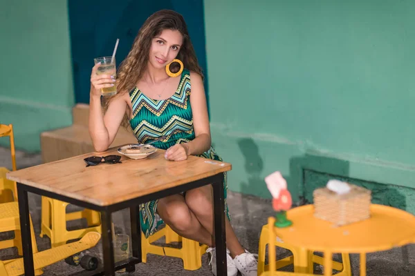 Retrato Livre Uma Mulher Bonita Café Rua — Fotografia de Stock