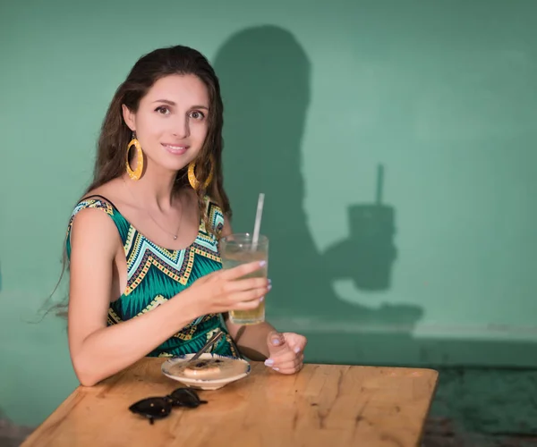 Retrato Livre Uma Mulher Bonita Café Rua — Fotografia de Stock