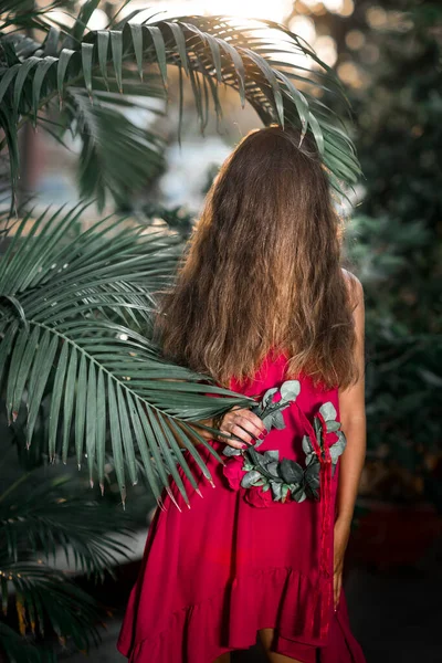 Modeporträt Einer Frau Rotem Kleid Mit Haaren Gesicht — Stockfoto