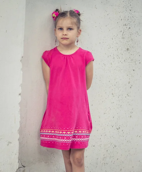 屋外肖像画の若い女の子でピンクのドレス — ストック写真
