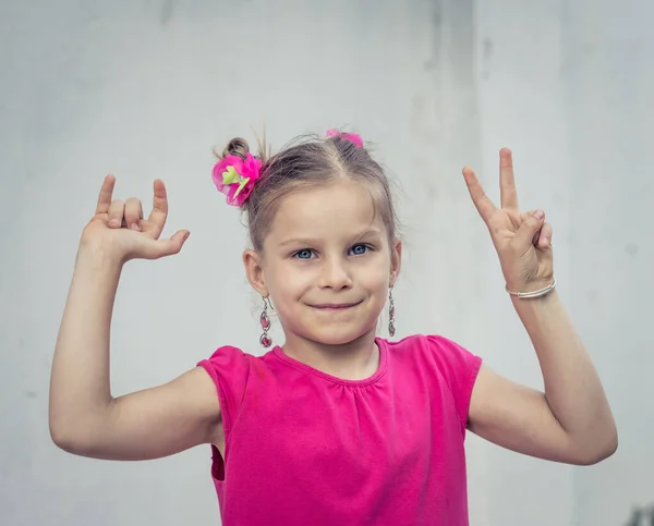 屋外肖像画の若い女の子でピンクのドレス — ストック写真