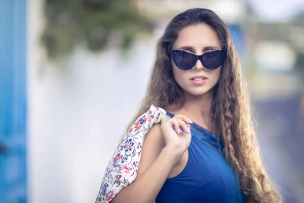 Outdoor Portret Van Een Mooie Vrouw Naast Blauw Raam Met — Stockfoto