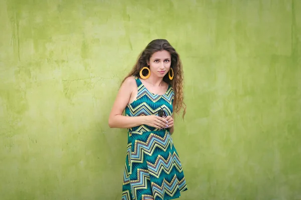 Retrato Aire Libre Una Hermosa Mujer Lado Pared Verde — Foto de Stock