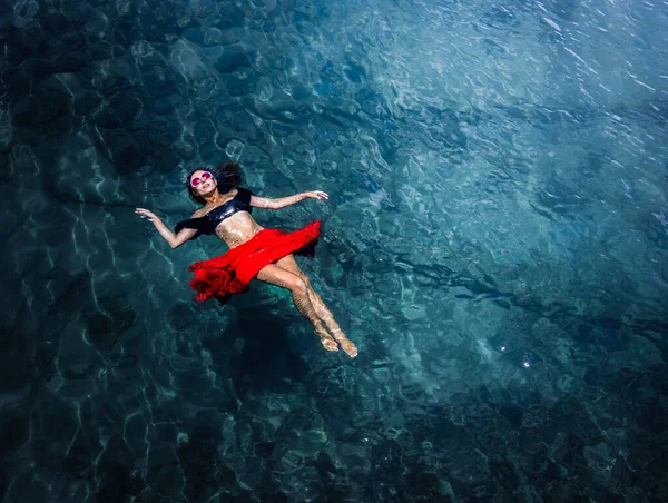 Veduta Aerea Una Bella Donna Che Balla Nel Mare — Foto Stock