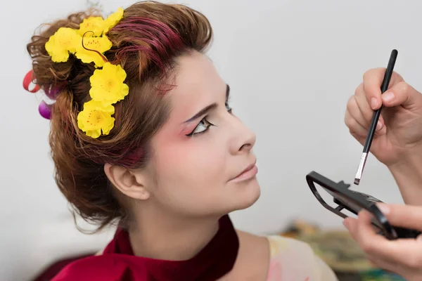 Retrato Uma Mulher Bonita Salão Beleza Artista Maquilagem Aplica Delineador — Fotografia de Stock