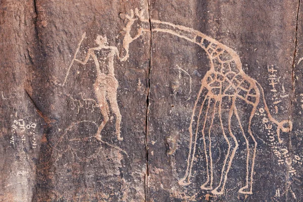Starověké skalní rytina v poušti sahara — Stock fotografie