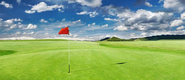 Campo de golf con bandera roja —  Fotos de Stock