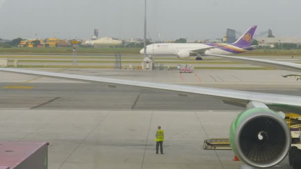 Tráfico en el aeropuerto de Suvarnabhumi — Vídeos de Stock