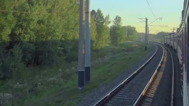 Gün batımında banliyö tren — Stok video