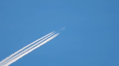 Yüksekten uçan uçak