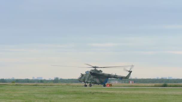 Helicopter Mil-171 taxiing before take-off — Stock Video