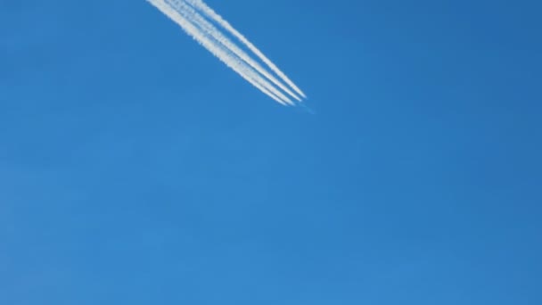 Avión volando alto — Vídeos de Stock