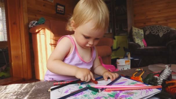 Doce menina desenha com lápis coloridos — Vídeo de Stock