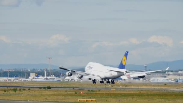 Airplane landing in Frankfurt — Stock Video