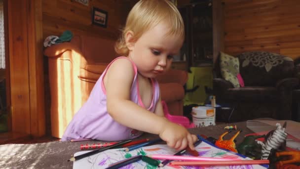 Dulce niña dibuja con lápices de colores — Vídeos de Stock