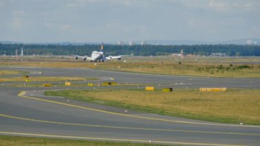 Uçak indikten sonra fren yapıyor.