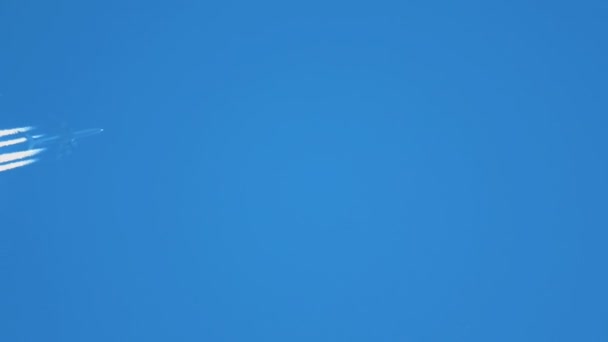 Avion de ligne volant haut