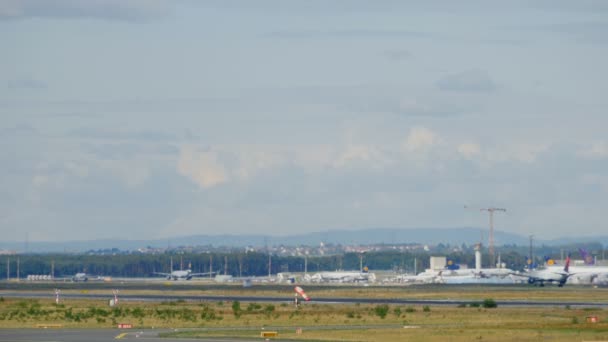波音 767 客机起飞和爬升 — 图库视频影像