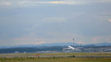 Boeing 777 çıkartıyor ve tırmanmaya