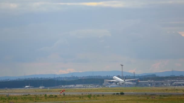 波音 777 起飞和爬升 — 图库视频影像