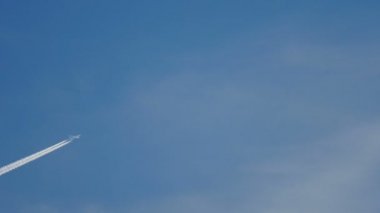 Yüksekten uçan uçak