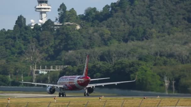 O avião acelerou na pista antes da descolagem. — Vídeo de Stock