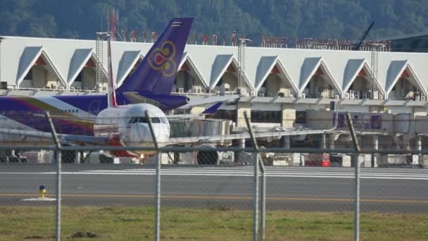 El avión rodaba en la pista antes del despegue. — Vídeos de Stock