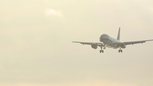 Приближается Airbus 320 — стоковое видео