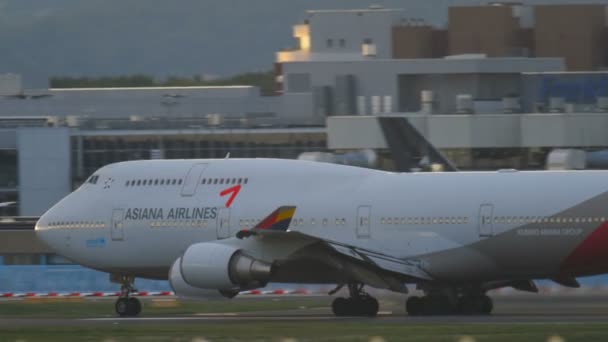 アシアナ航空ボーイング 747 型機が、離陸前に加速します。 — ストック動画