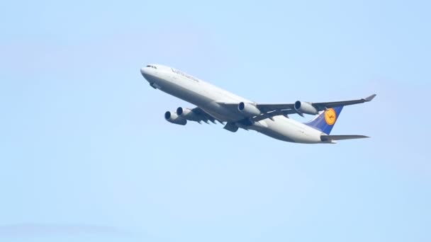 Lufthansa Airbus 340 descolagem — Vídeo de Stock