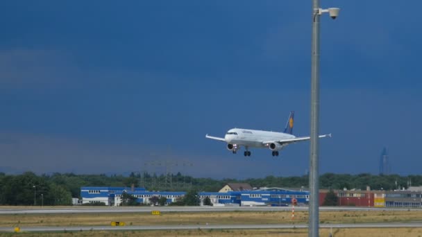 汉莎航空公司321型空中客车着陆 — 图库视频影像