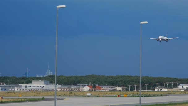 ルフトハンザエアバス321着陸 — ストック動画