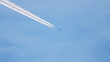 Yüksekten uçan uçak