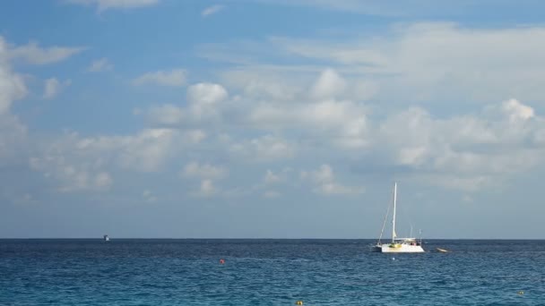 Paesaggio marino con catamarano — Video Stock