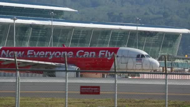 El avión rodaba en la pista antes del despegue. — Vídeos de Stock