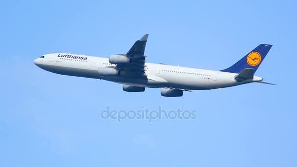 Lufthansa Airbus 340-start — Stockvideo
