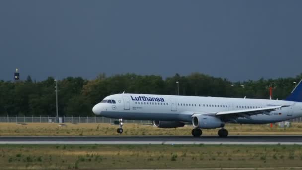 Lufthansa Airbus 321 aterrizaje — Vídeos de Stock