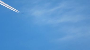 Yüksekten uçan uçak