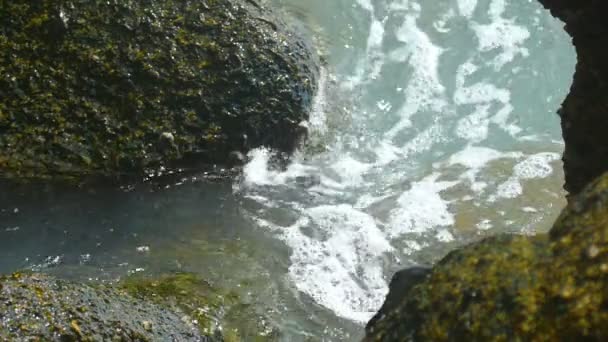 通过沿海悬崖翻卷波浪 — 图库视频影像