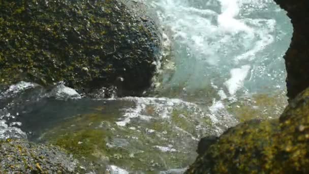 Волны прокатились по прибрежным скалам — стоковое видео